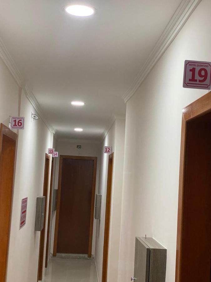 Quarto Grande com 2 Camas de Solteiro