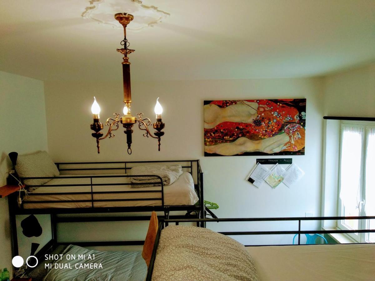 Cama en habitación compartida femenina de 6 camas