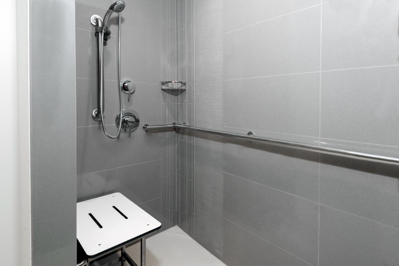 Den King Room Roll Shower Disability Access