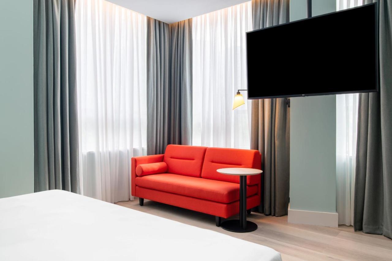 Zimmer mit Kingsize-Bett und Schlafsofa