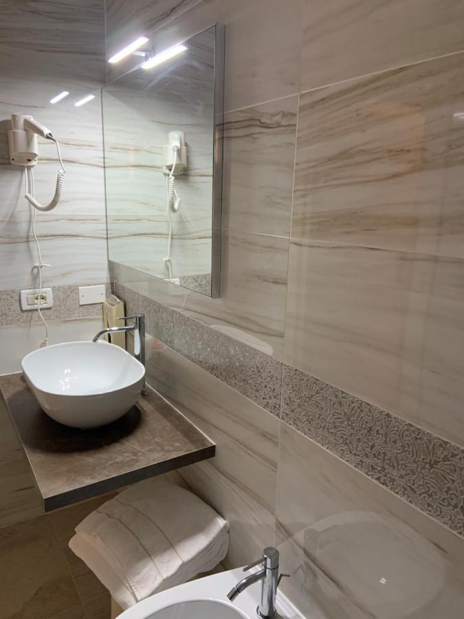 Quarto com 2 Camas de Solteiro e Chuveiro