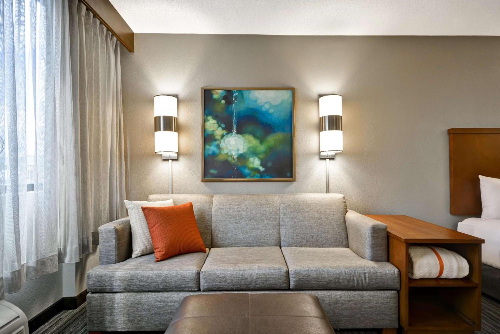 Quarto com Cama King-size e Sofá-Cama - Andar Alto