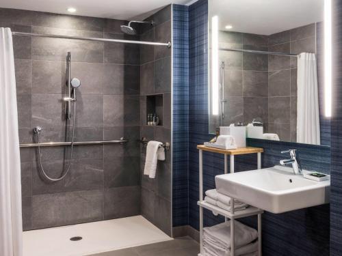 Superior Zimmer mit zwei Queensize-Betten und rollstuhlgerechter Dusche - Blick auf die Stadt und den Park, barrierefrei