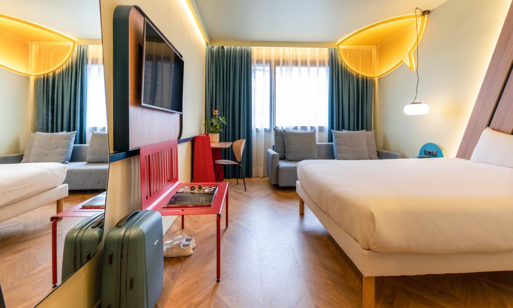 Habitación Superior con cama doble y sofá