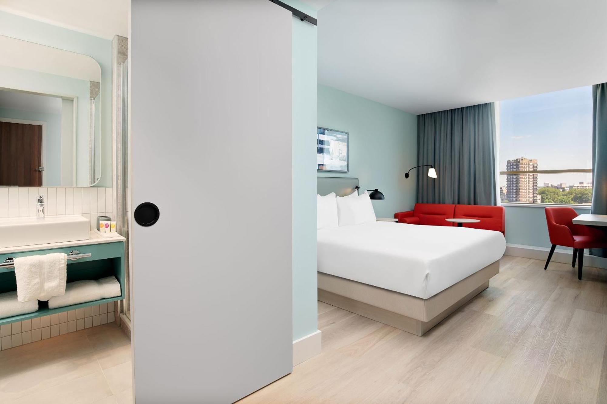 Deluxe Zimmer mit Kingsize-Bett und Stadtblick