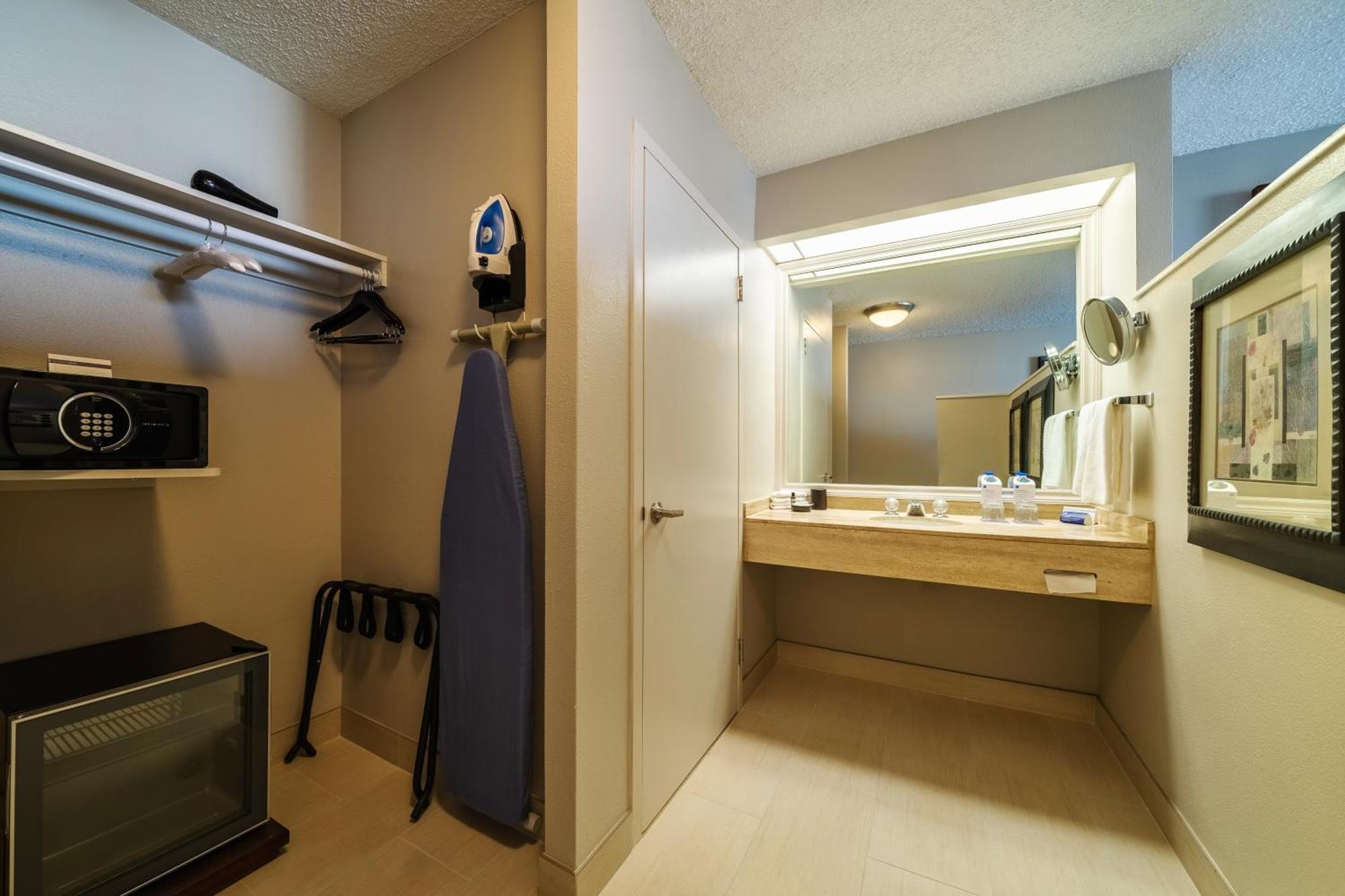 Quarto com Cama King-size e Chuveiro com Acessibilidade - Acessível para Hóspedes com Mobilidade Reduzida