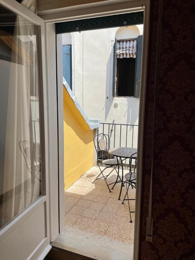 Quarto Individual Pequeno com Terraço