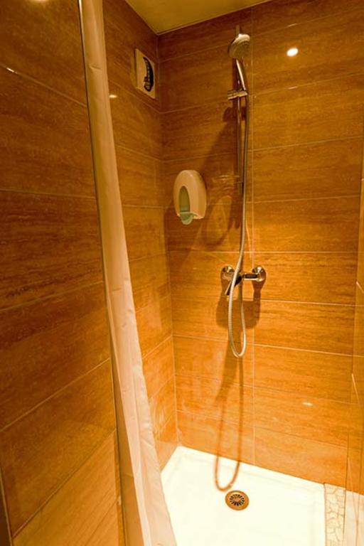 Quarto Duplo Comfort com Chuveiro
