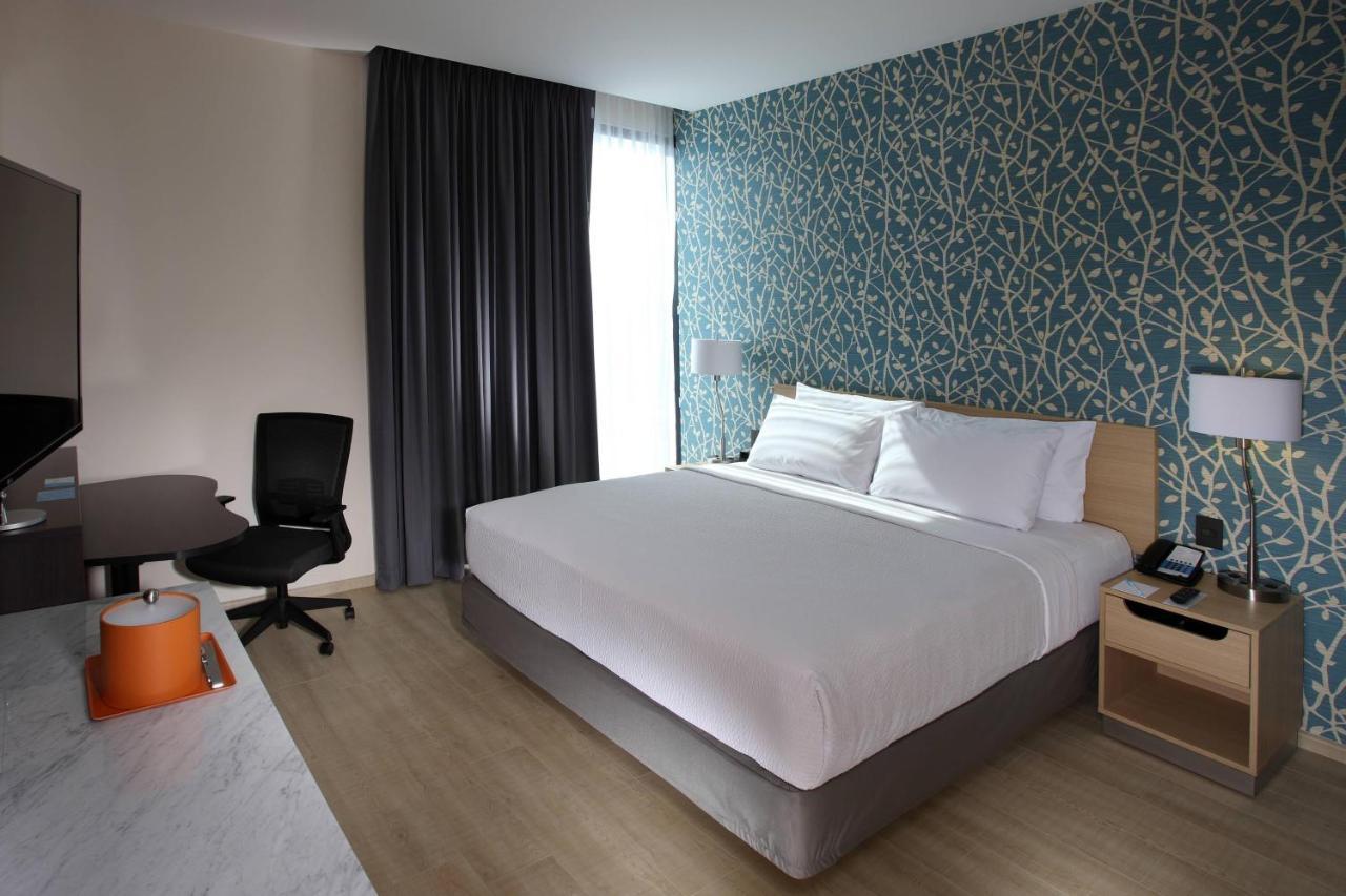 Habitación con cama extragrande.