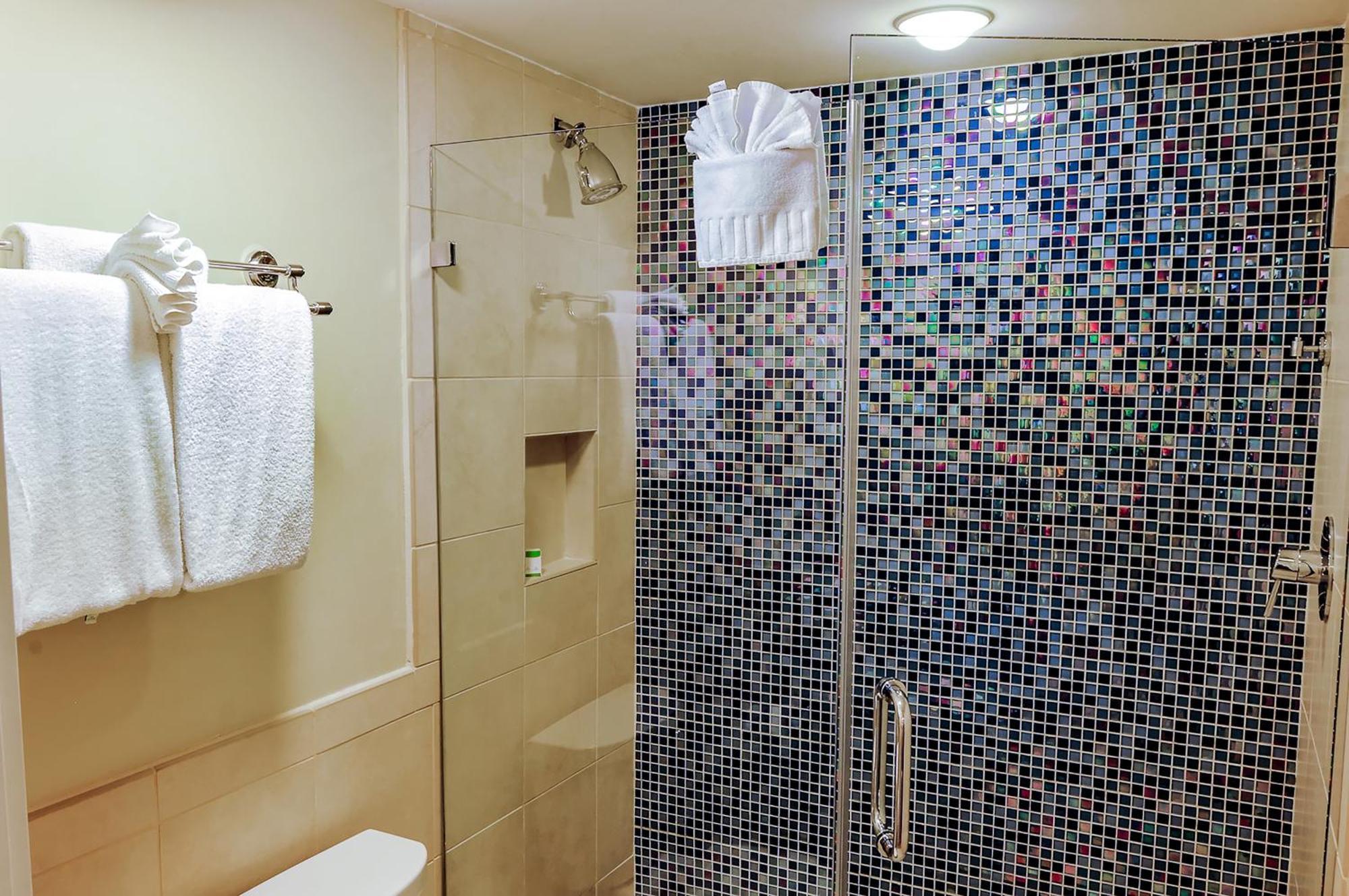 Quarto Queen Superior com 2 Camas de Casal, Varanda e Vista da Piscina