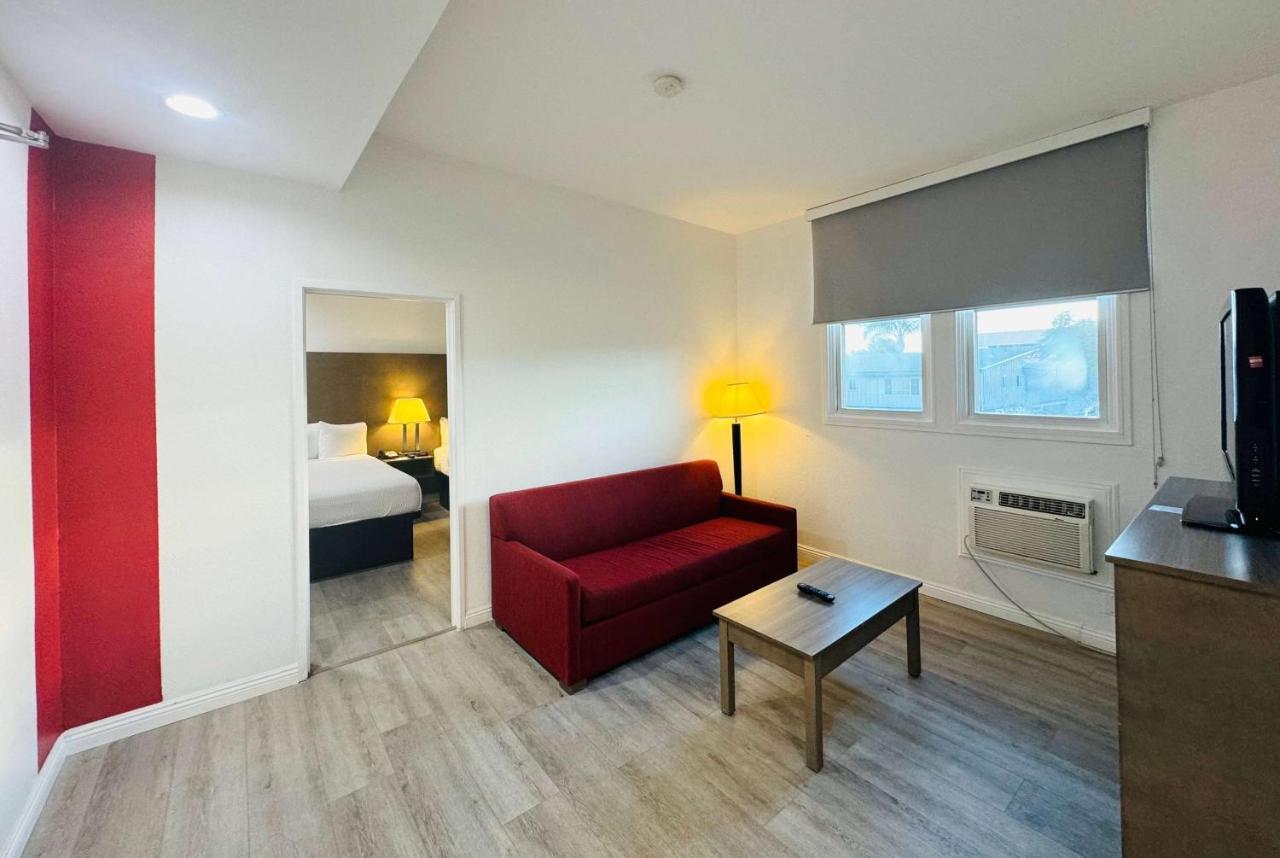One-Bedroom Suite with Two Queen Beds - Non-Smoking