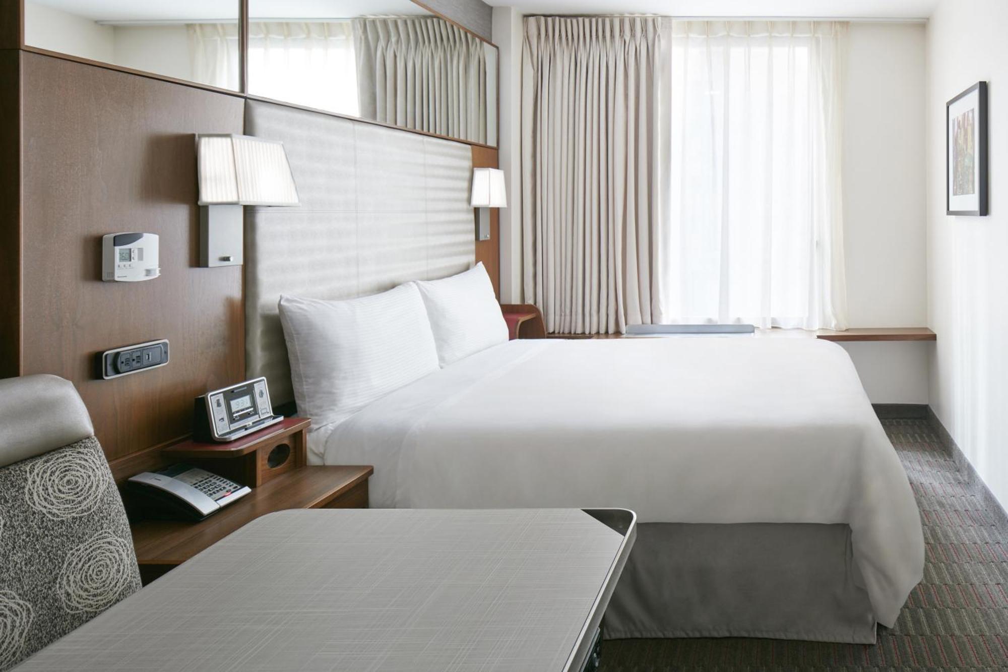 Kleines Zimmer mit Queensize-Bett