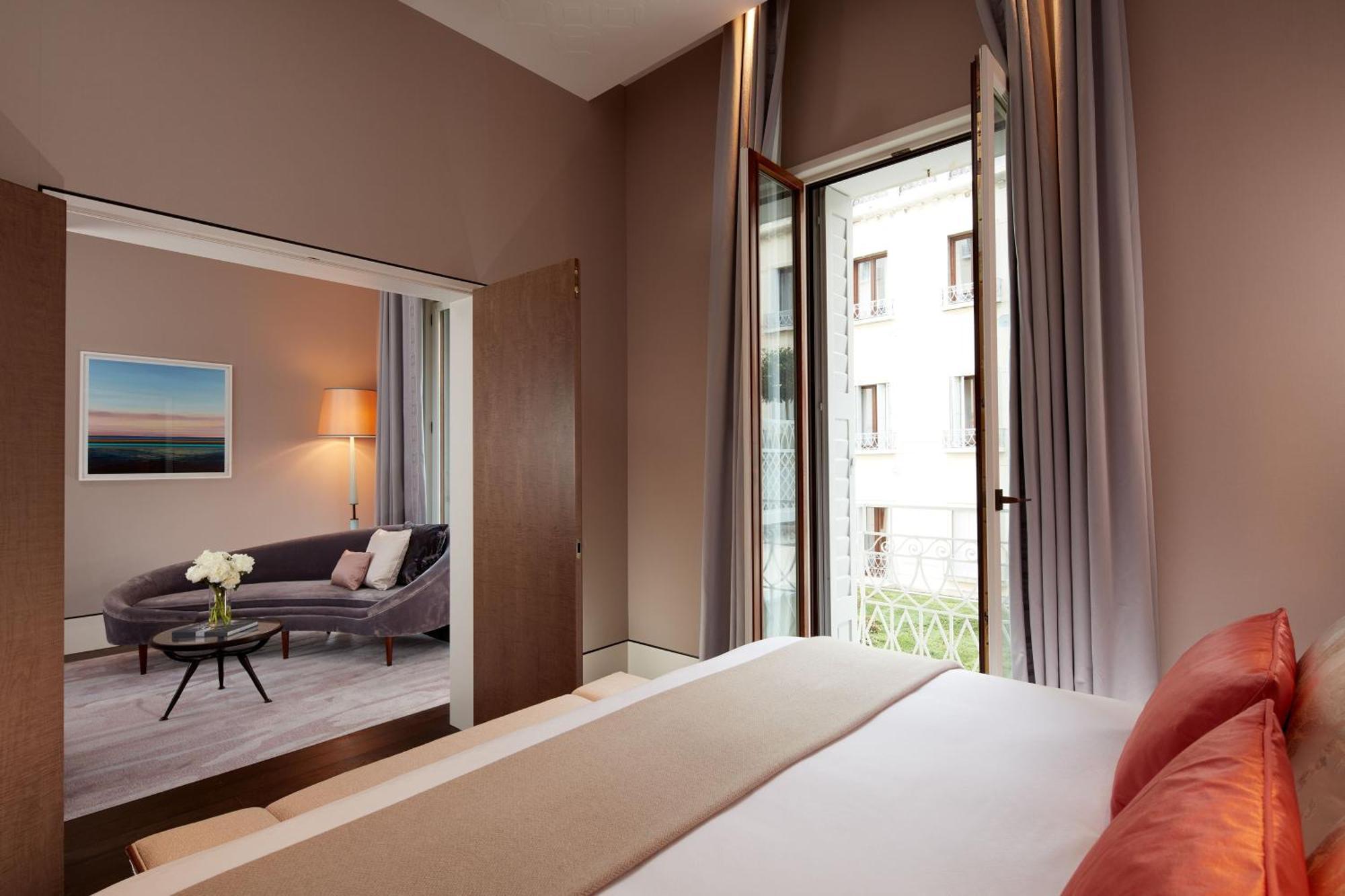 One-Bedroom Venetian King Suite with City View,1536257032:JPEG