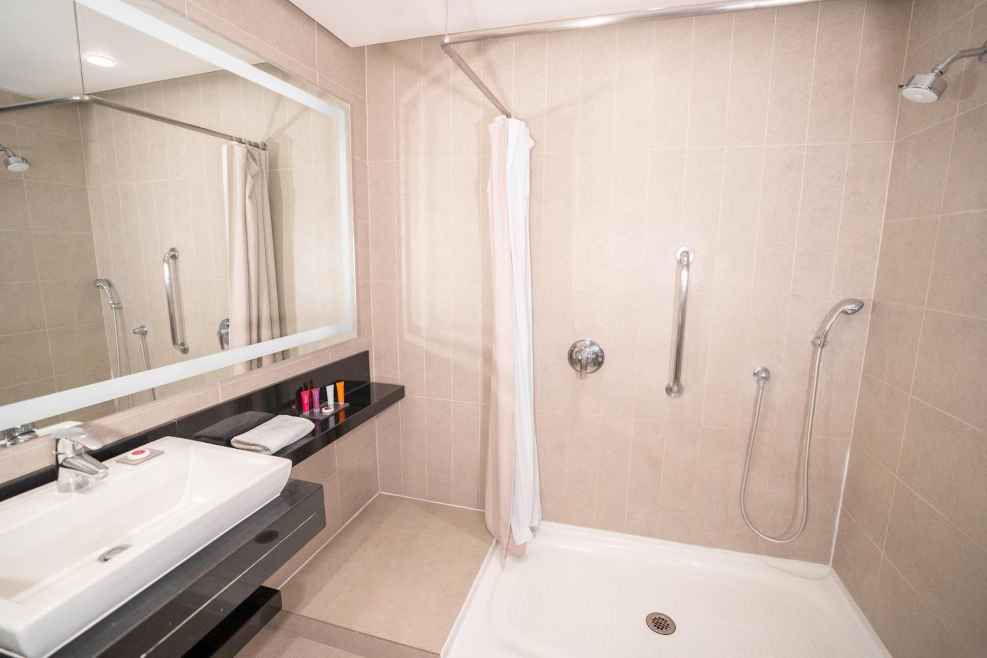 Queen Room,1538182447:JPEG