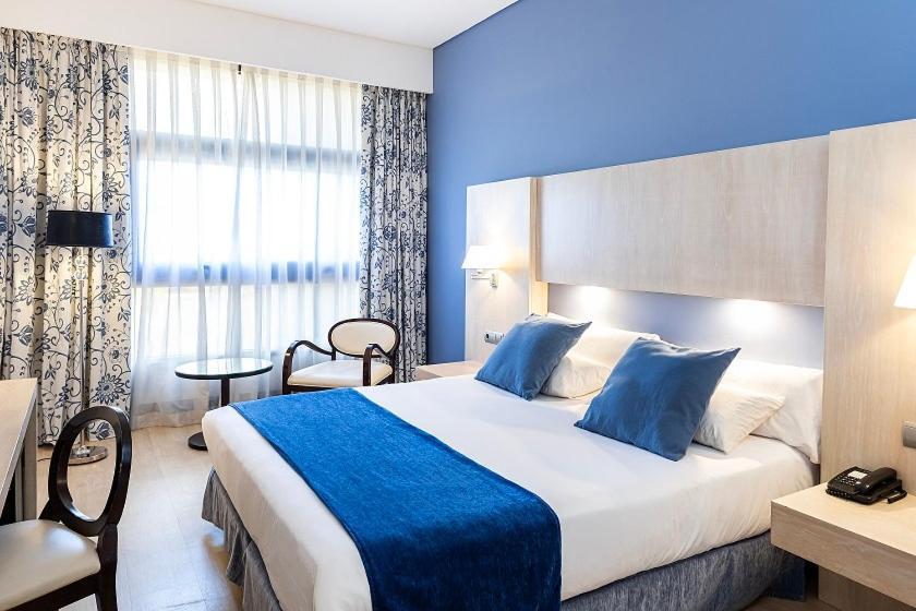 Quarto com Cama de Casal ou 2 de Solteiro e Estacionamento