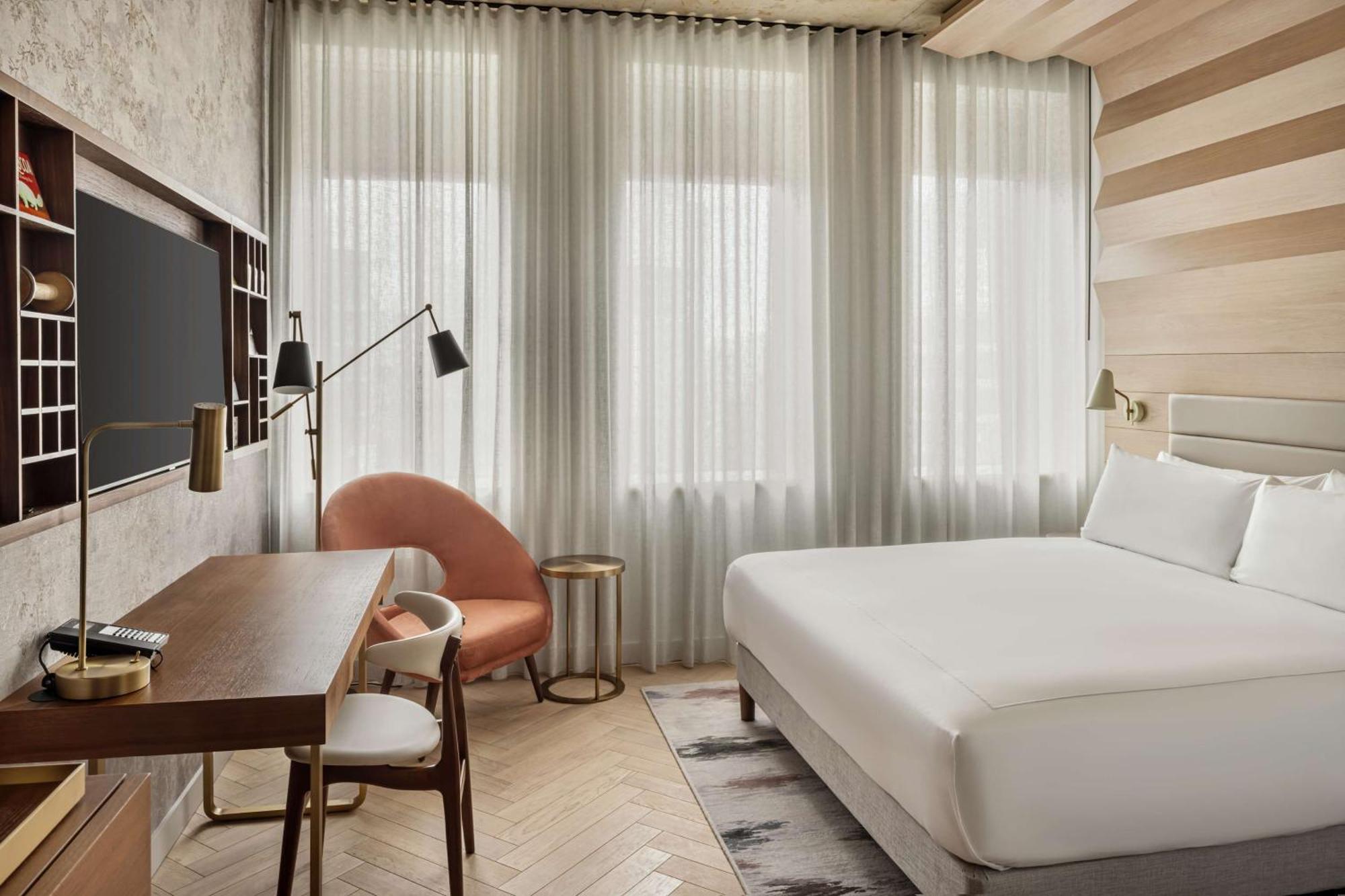 Zimmer mit Kingsize-Bett