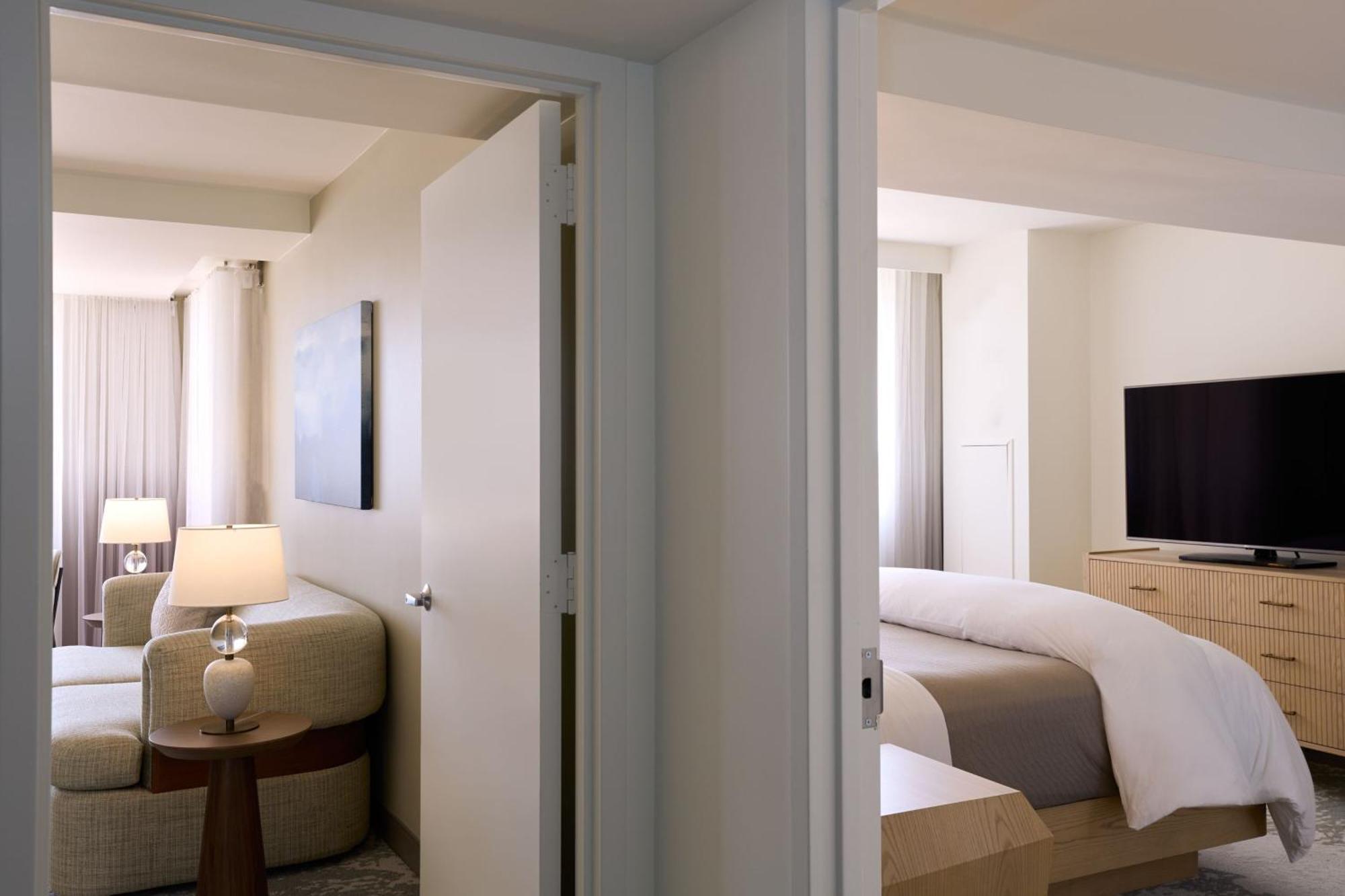 Deluxe Corner Suite, Larger Suite, 1 King, Corner room,1550891284:JPEG