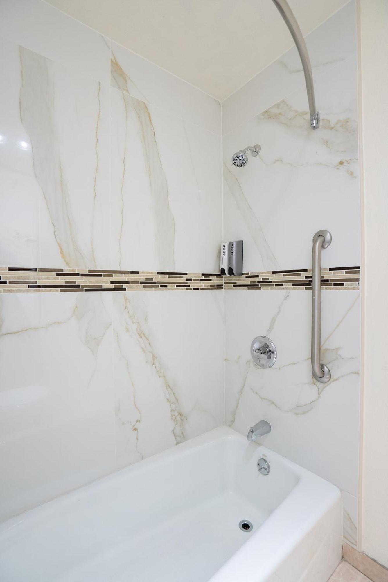 Standard Queen Room - Non-Smoking,1551183820:JPEG