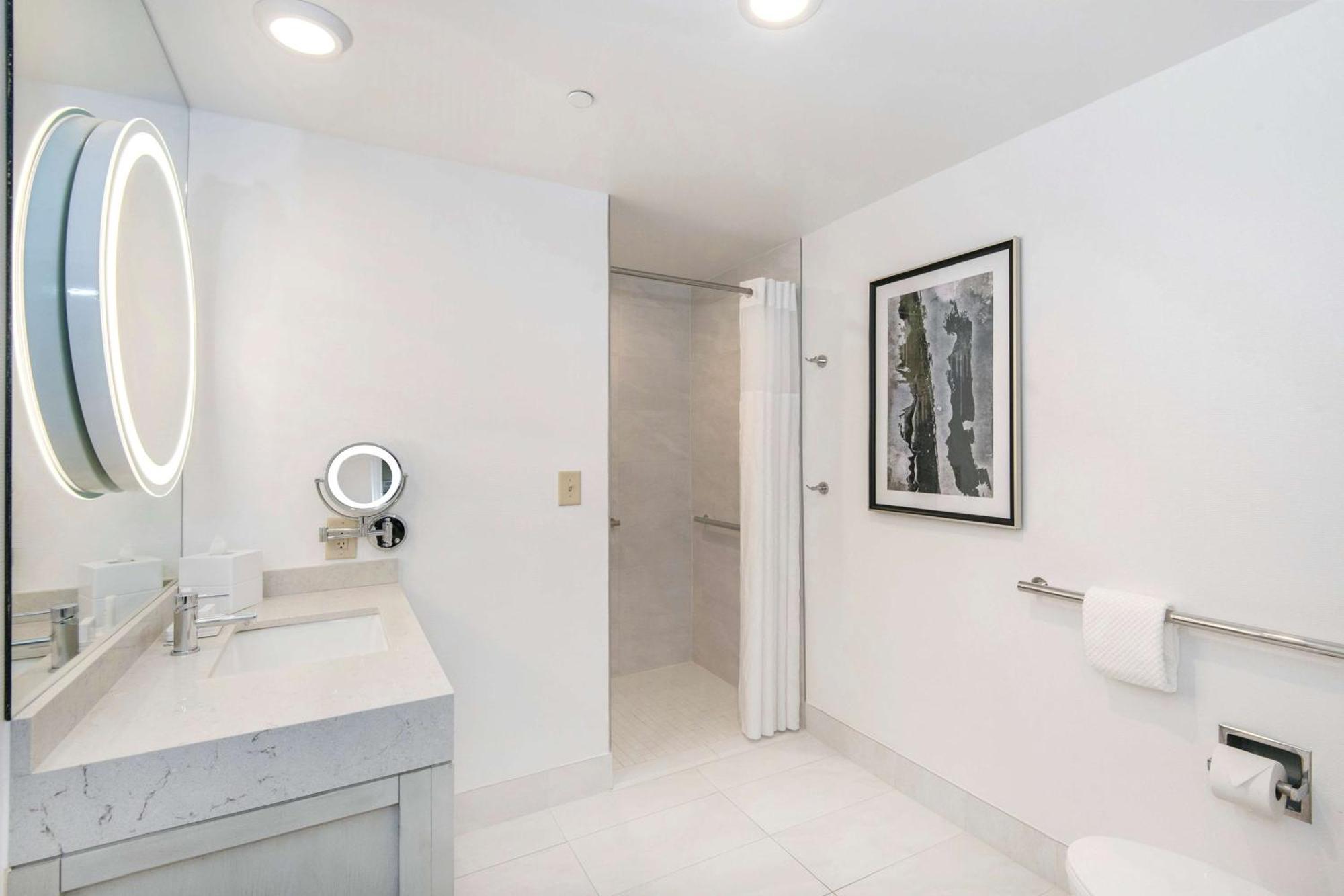 One-Bedroom King Suite with Roll-In Shower - Mobility Access/Non-Smoking,1551419350:JPEG