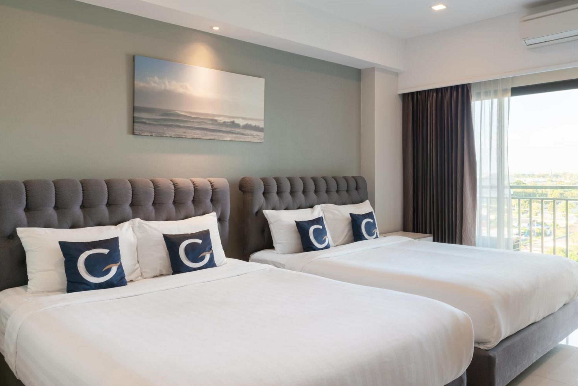 Family Room with Balcony - Free Airport Shuttle