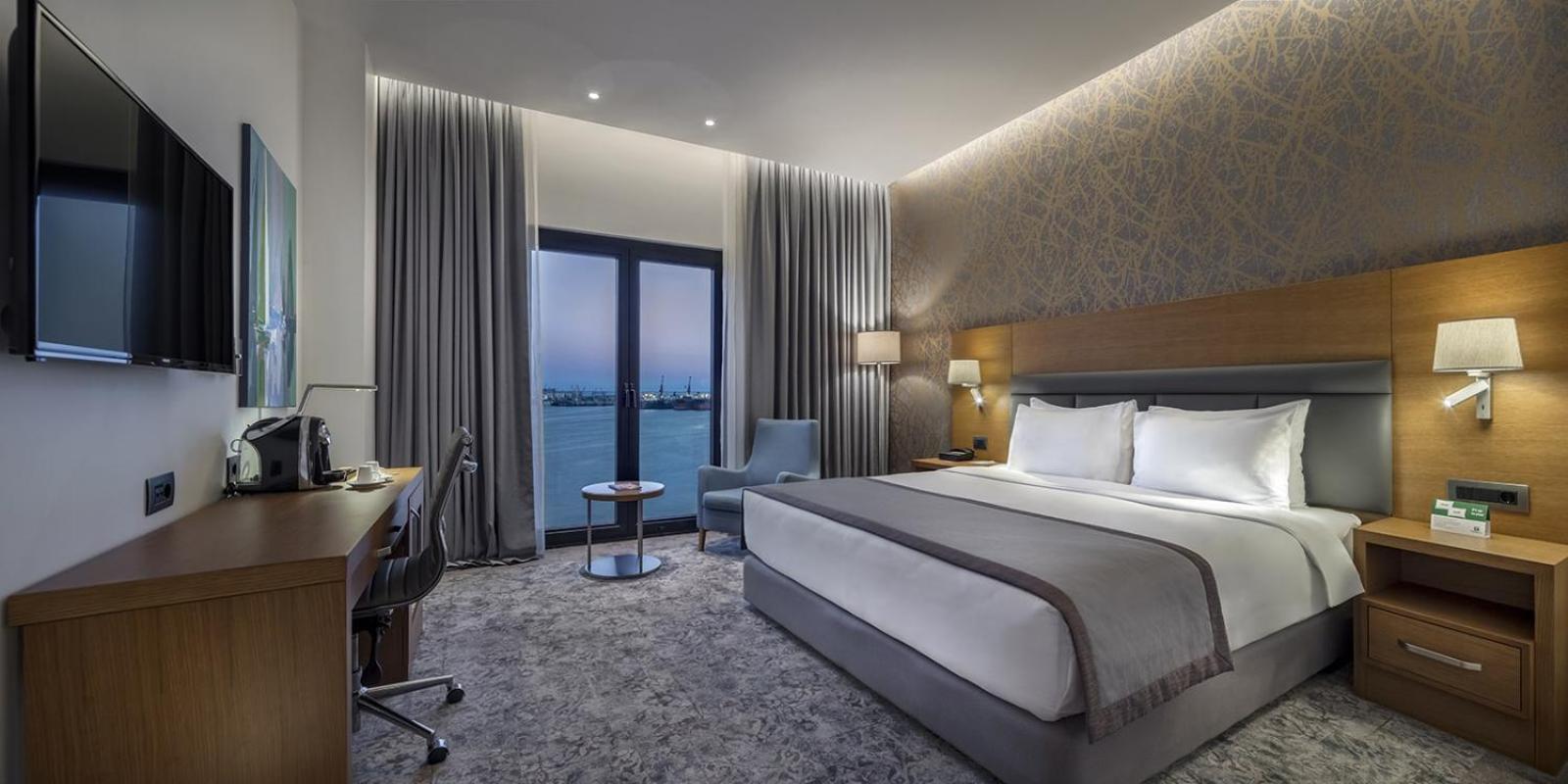 Habitación con cama grande y vistas al mar