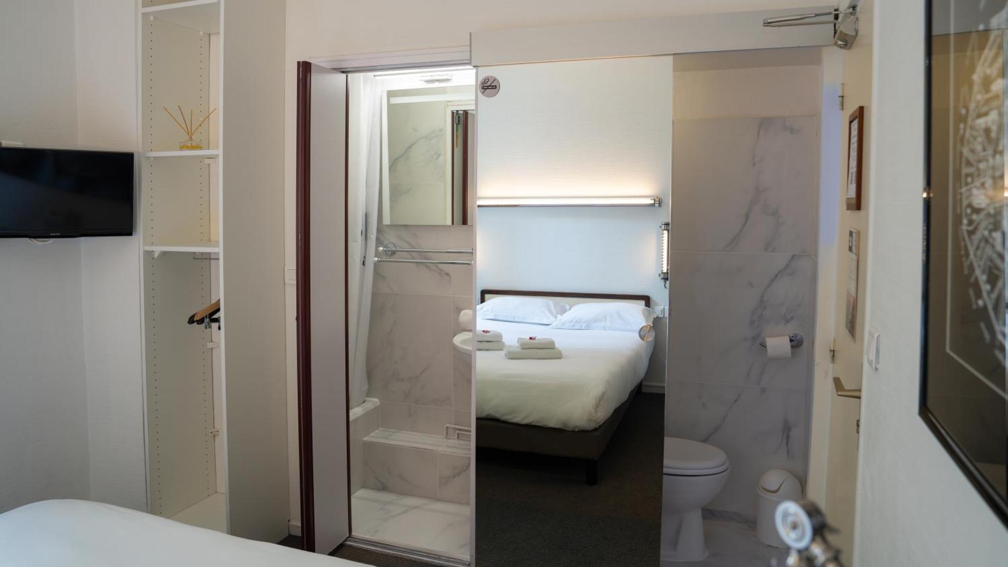Double Room With Small Bathroom - Courtyard Side