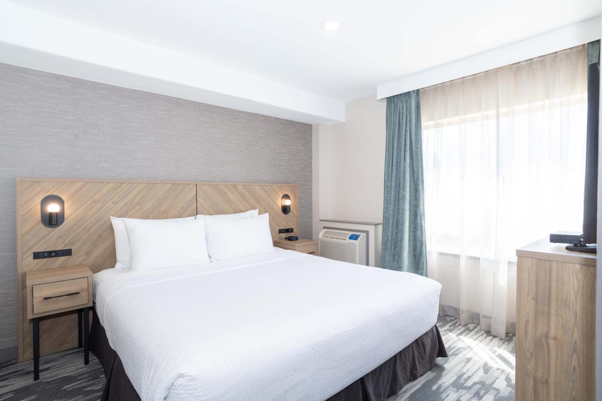 Deluxe Suite, 1 King, Sofa Bed, Kitchenette,1606046403:JPEG