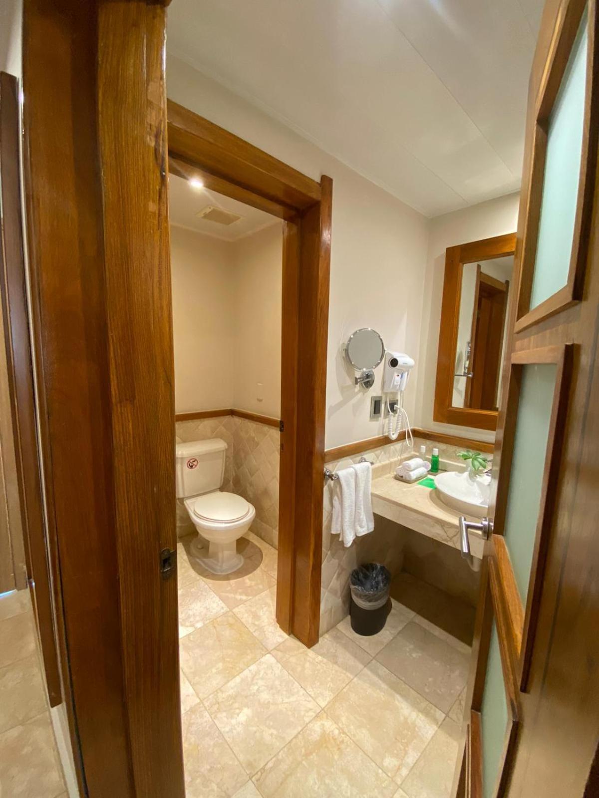Quarto superior deluxe com cama king-size e vista tropical