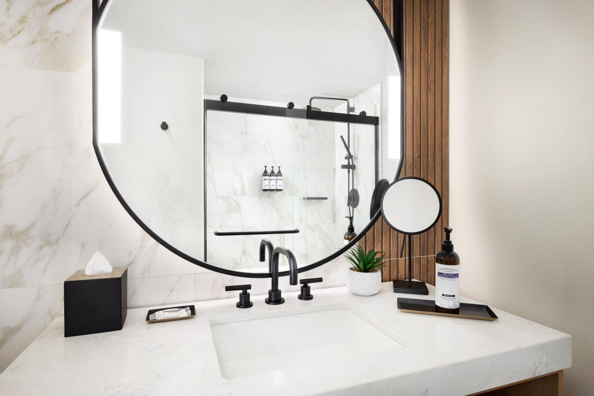 Quarto com Cama King-size e Vista da Cidade