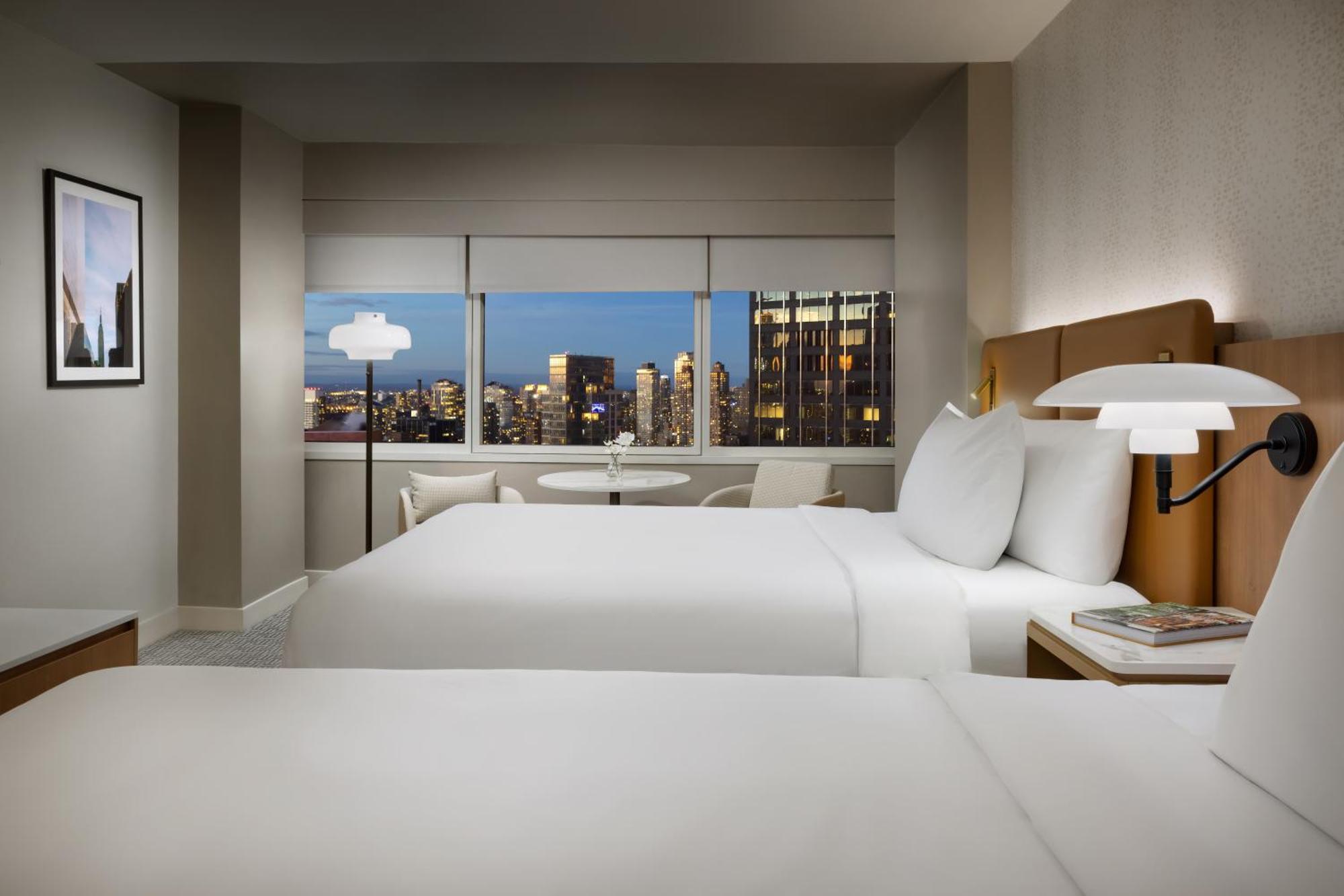 Quarto Queen com 2 Camas Queen-size e Vista da Cidade