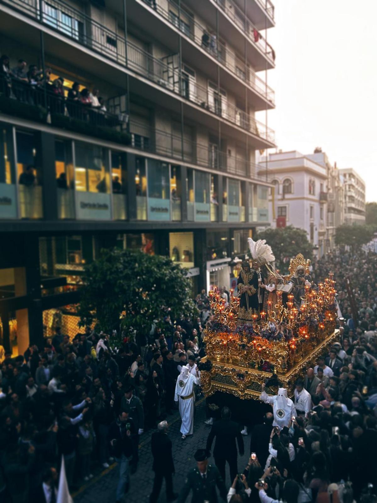 Habitación con vistas a las procesiones de Semana Santa