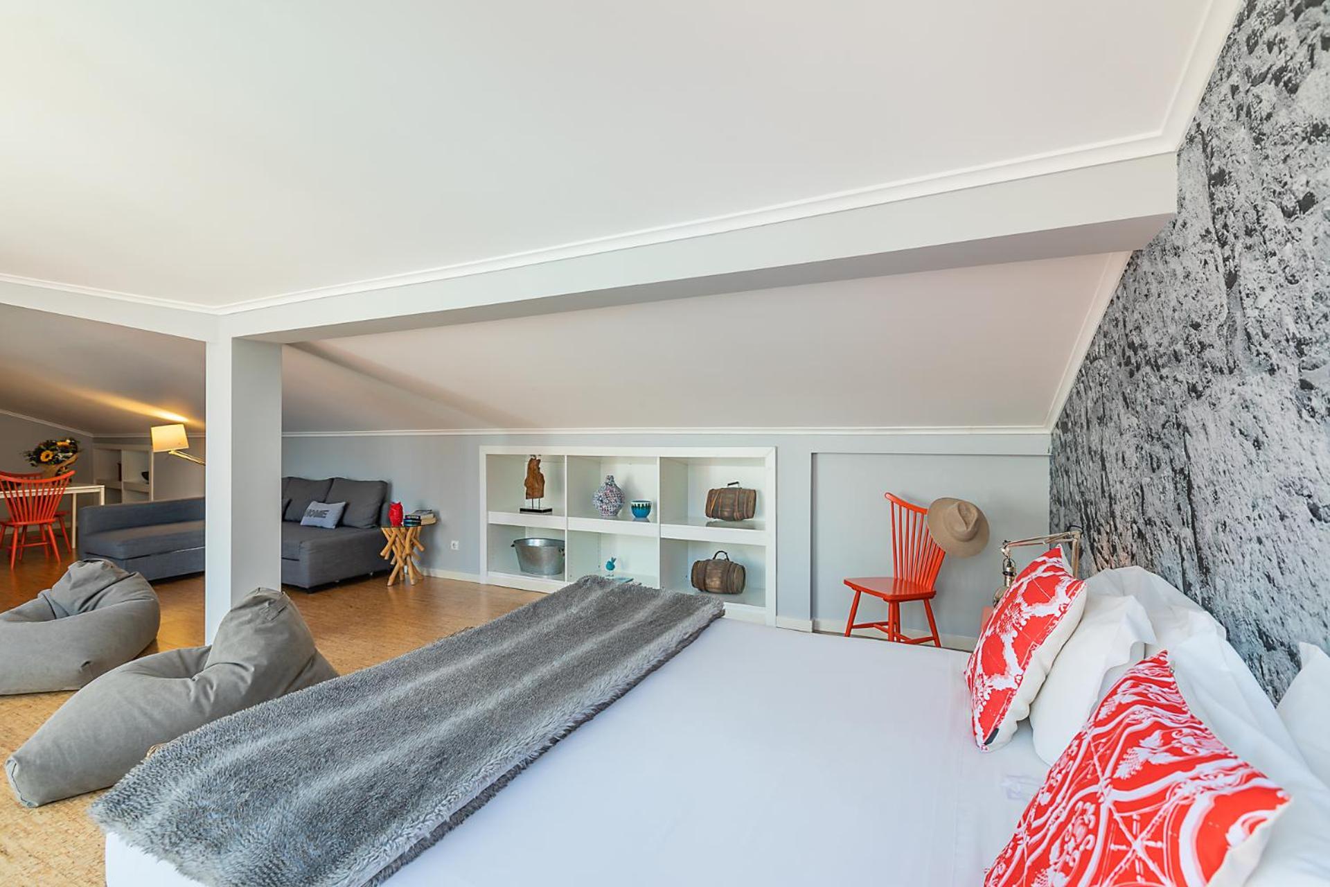 Familiensuite mit Küchenzeile und Blick auf die Stadt