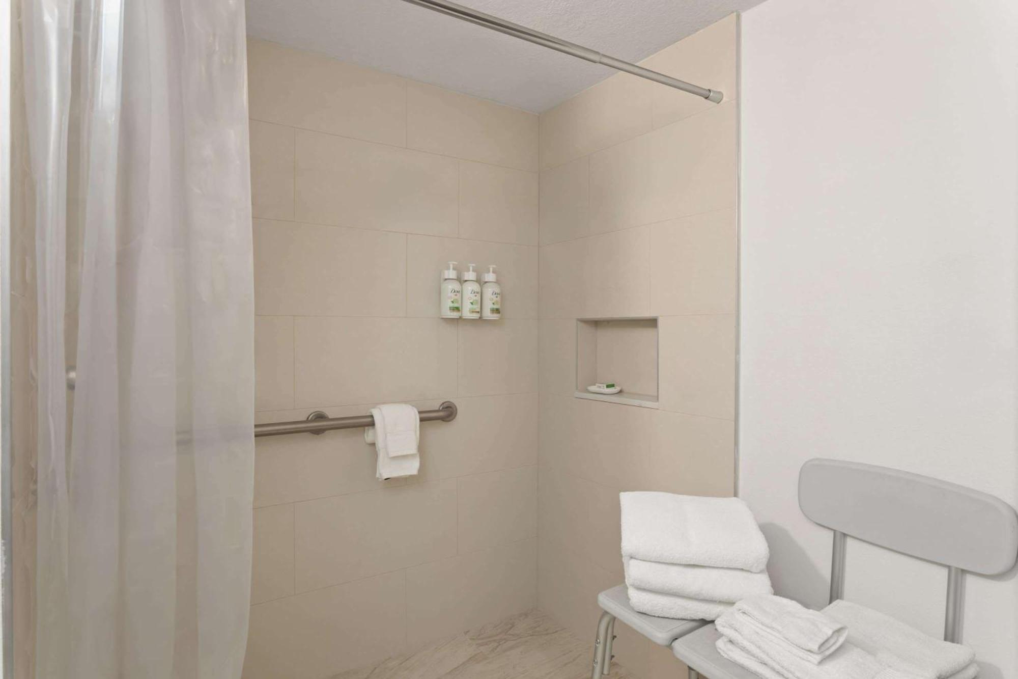 Habitación con ducha accesible en silla de ruedas - Cama grande - Adaptada para personas con movilidad reducida - No fumadores