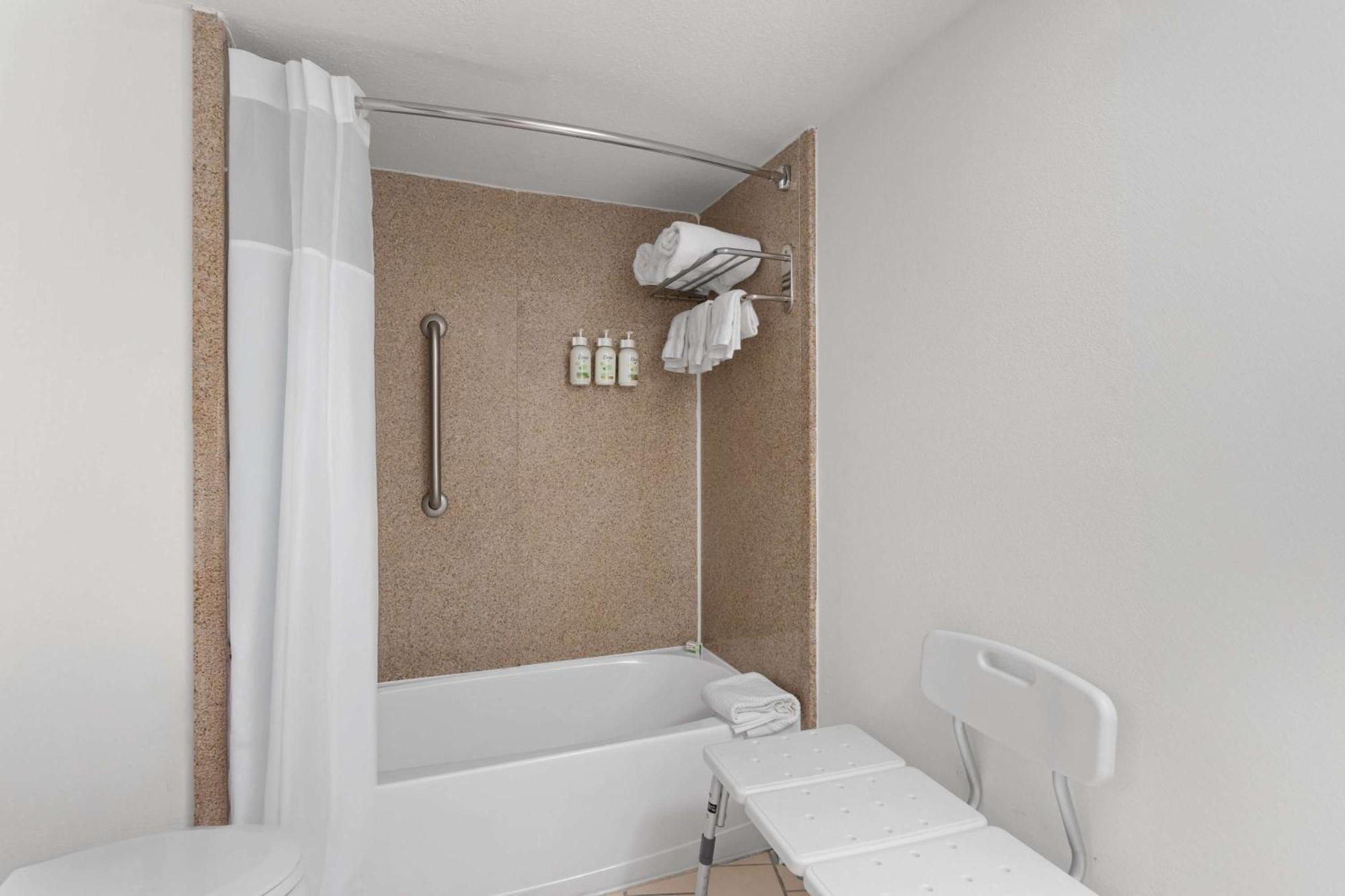 Habitación con bañera - 1 cama grande - Adaptada para personas de movilidad reducida - No fumadores