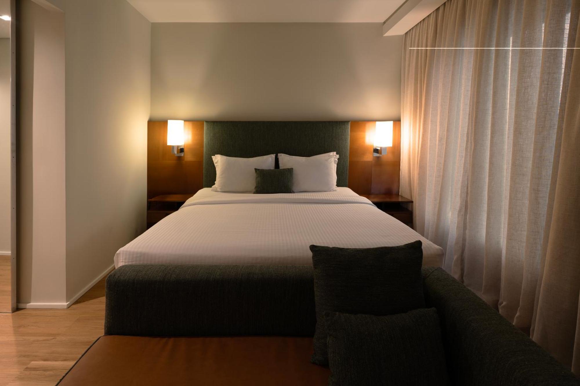 Executive Suite,1710591042:JPEG