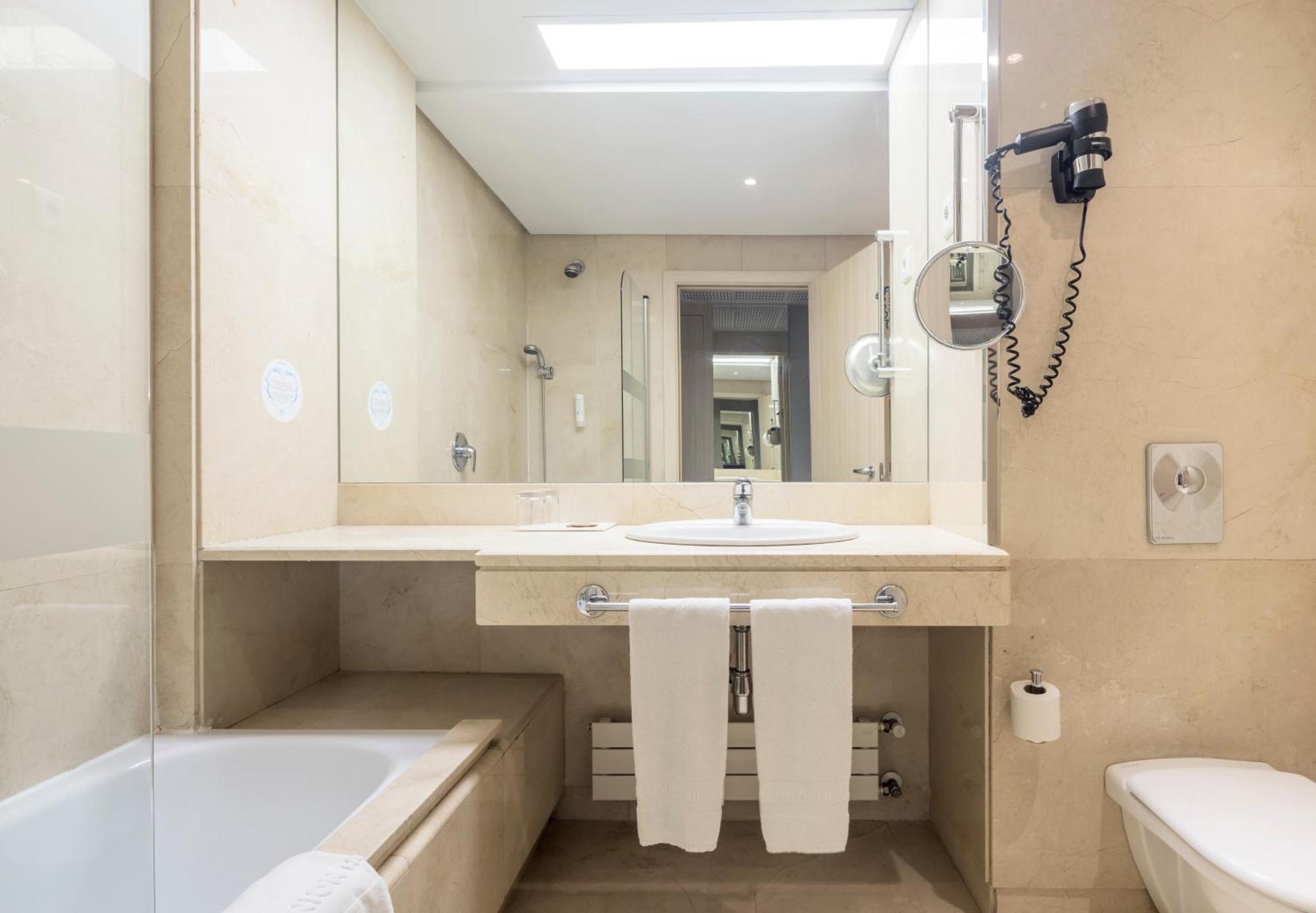 Chambre Double ou Lits Jumeaux avec Lit d'Appoint (3 Adultes)