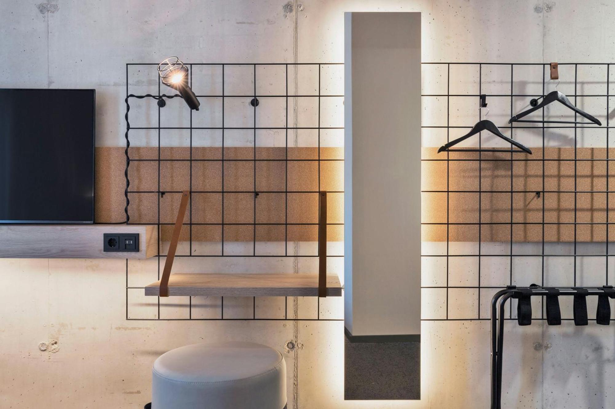 Moxy Queen Room,1746860664:JPEG