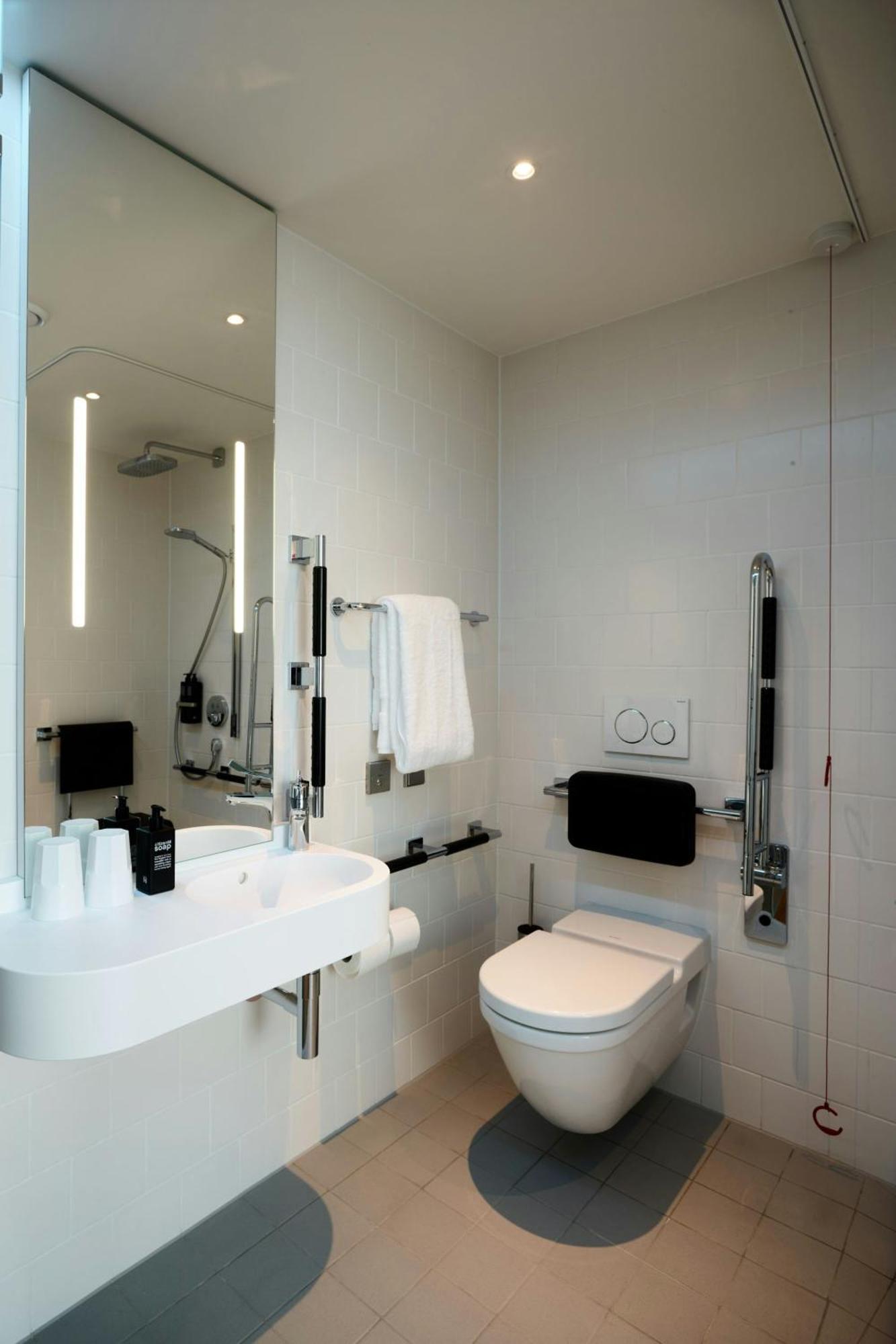 Chambre Lit King-Size Accessible aux Personnes à Mobilité Réduite