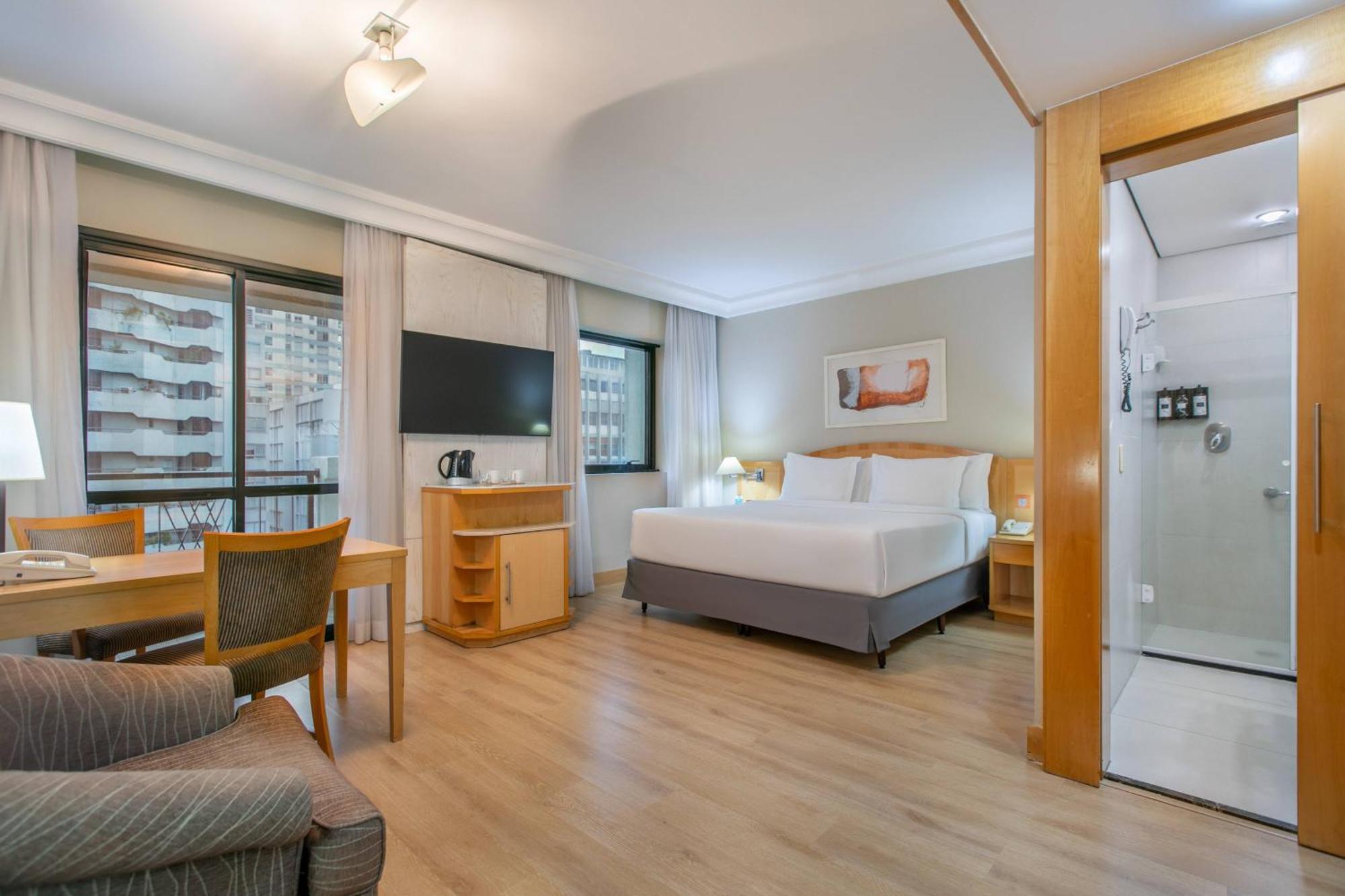 Habitación Innside con balcón y cama grande