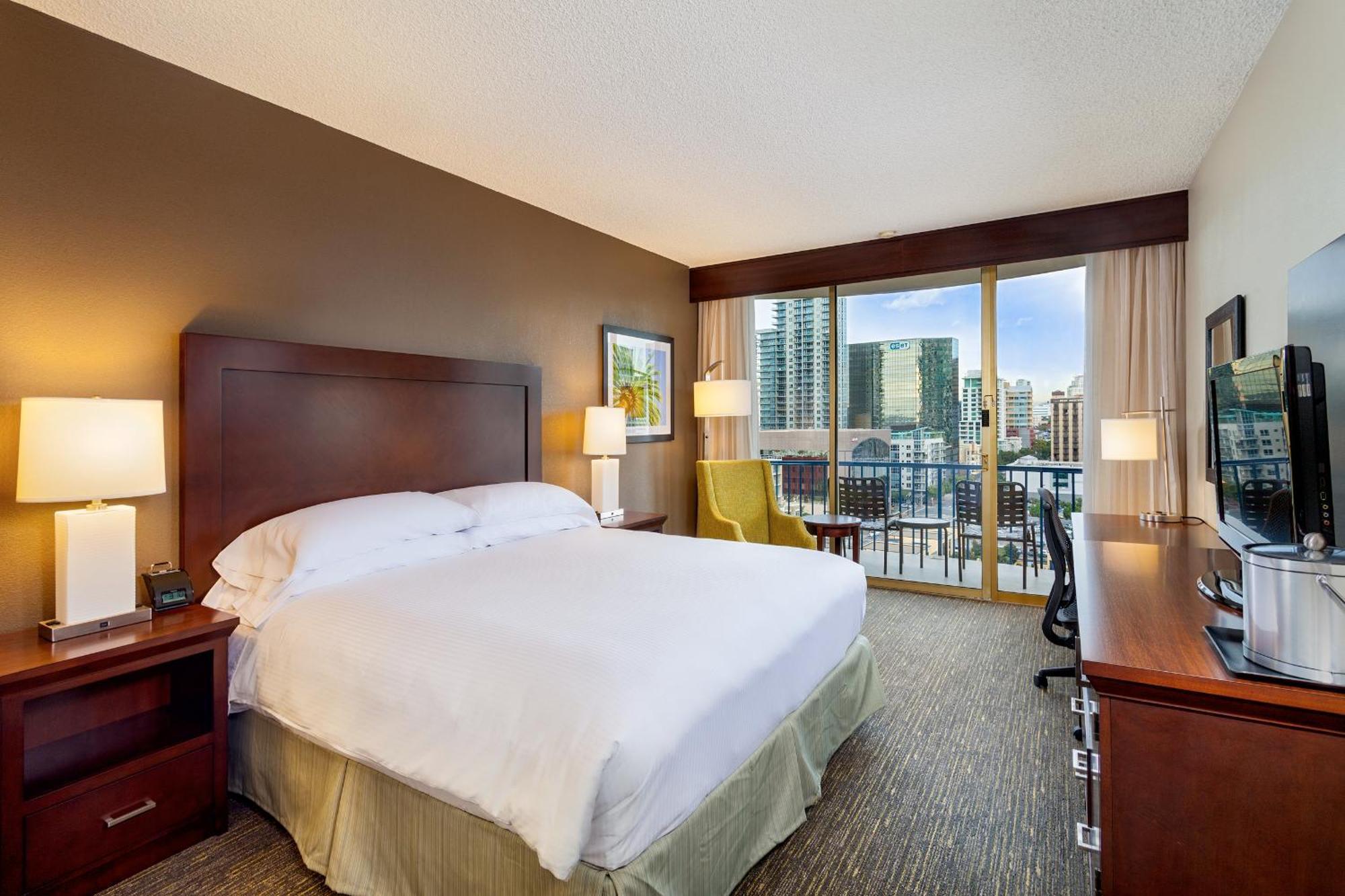 1 King Bed, Superior Room, Skyline View, Non-Smoking,703986667:JPEG