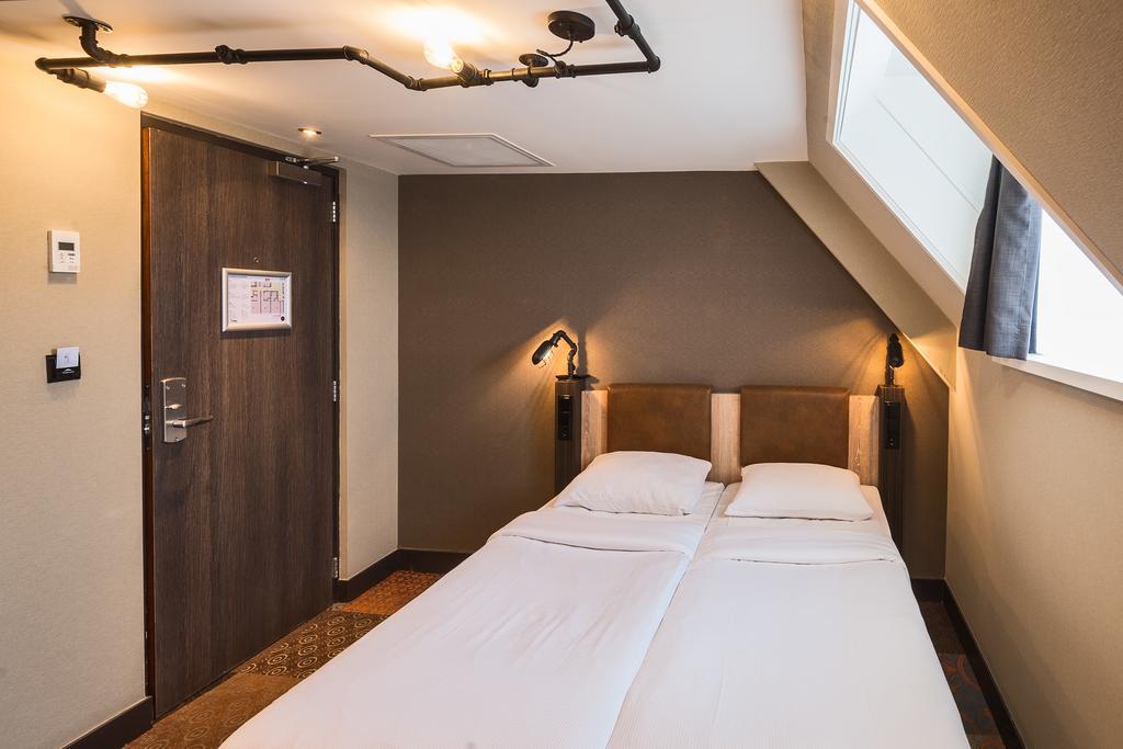 Quarto com 2 Camas de Solteiro