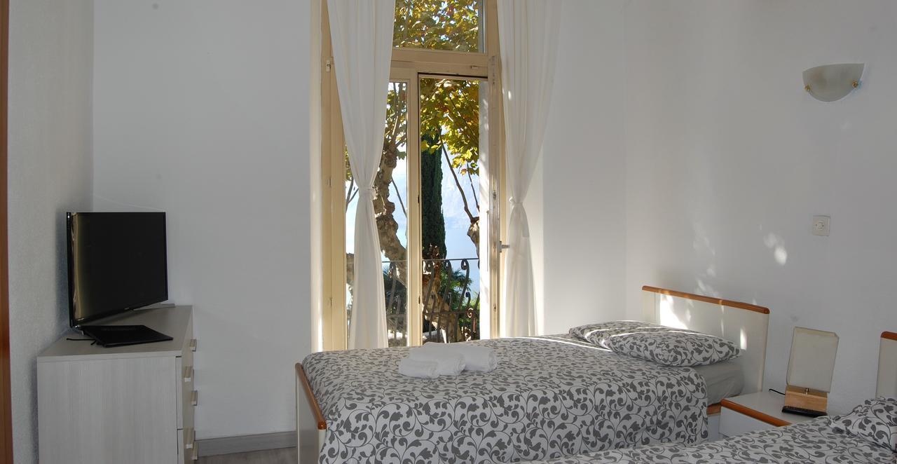 Quarto com 2 Camas de Solteiro e Varanda