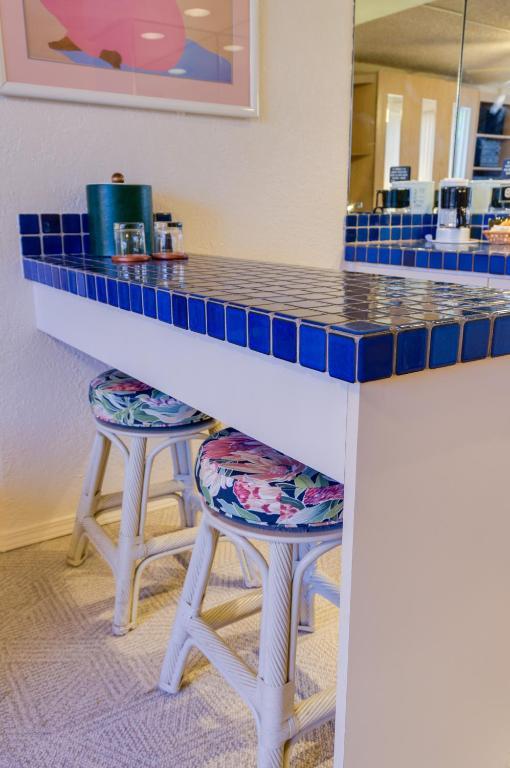 Queen Kitchenette – Non-Smoking/Full Payment/Non-Refundable