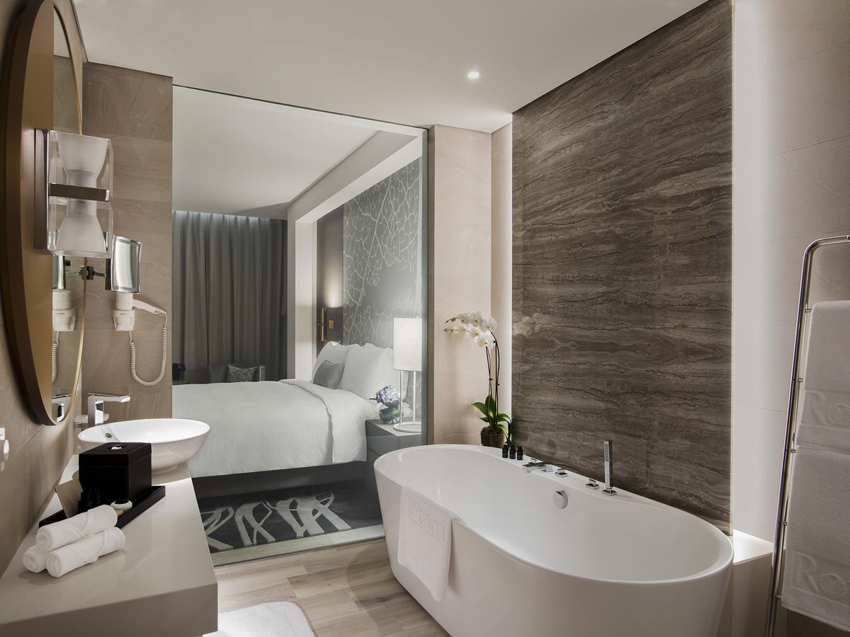 Zimmer mit Kingsize-Bett und Stadtblick
