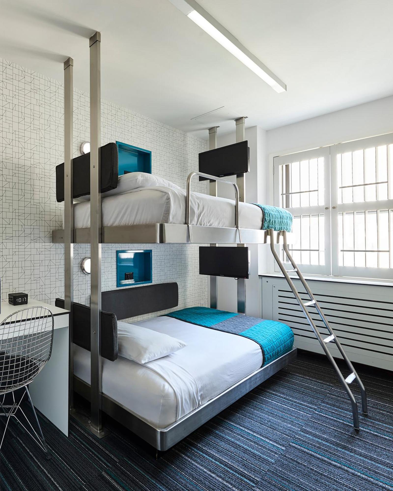 Pod met Stapelbed en Gedeelde Badkamer