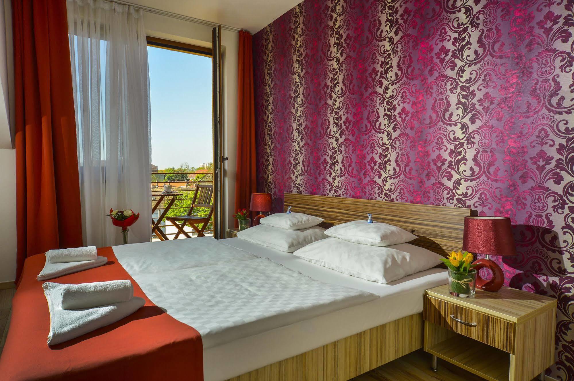Doppel-/Zweibettzimmer mit Balkon