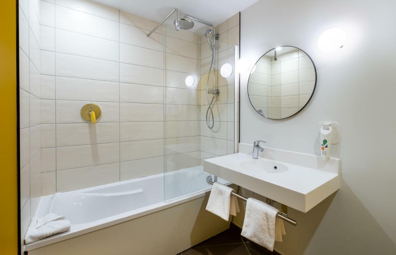 Chambre Standard avec 1 Lit Double et 2 Lits Simples