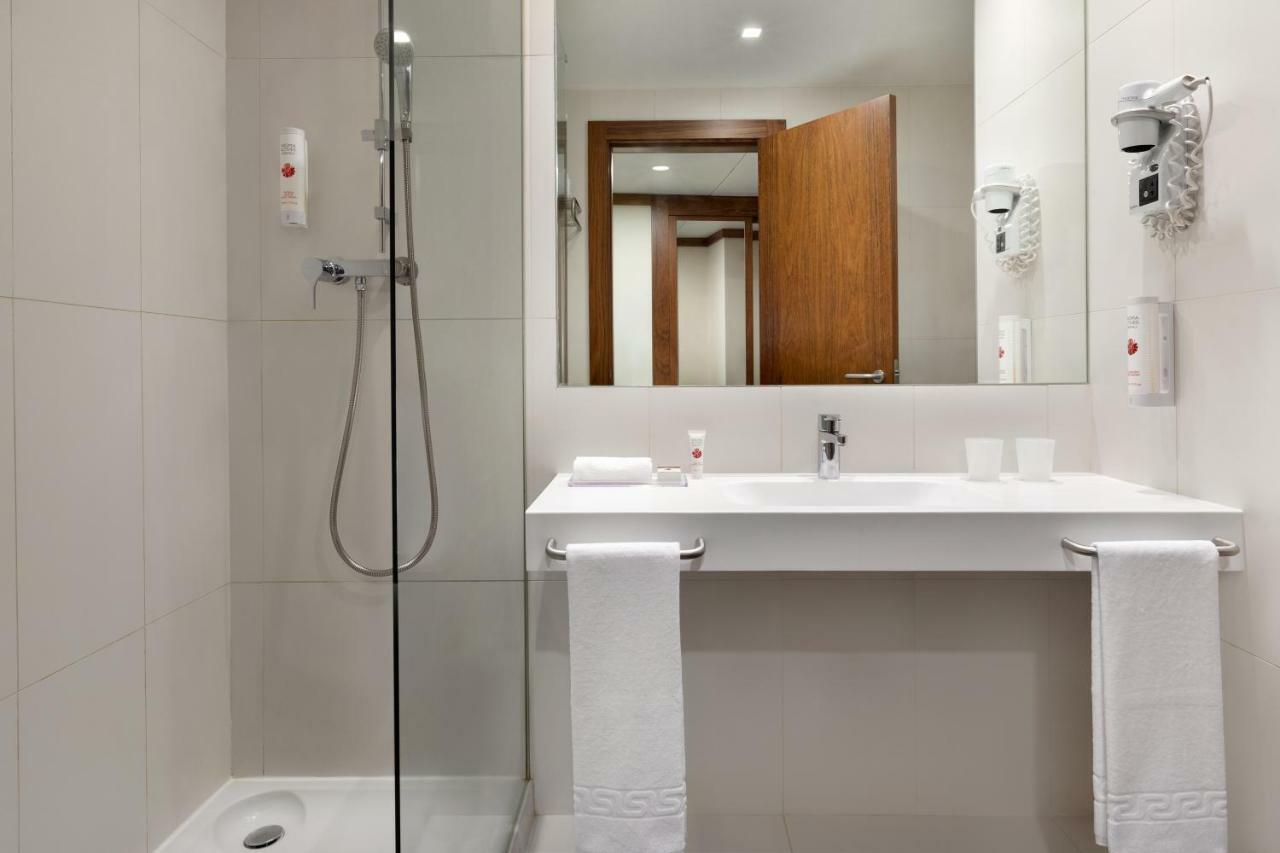 Quarto Queen Superior com 1 Cama Queen-size e Vista Rio - Não Fumadores