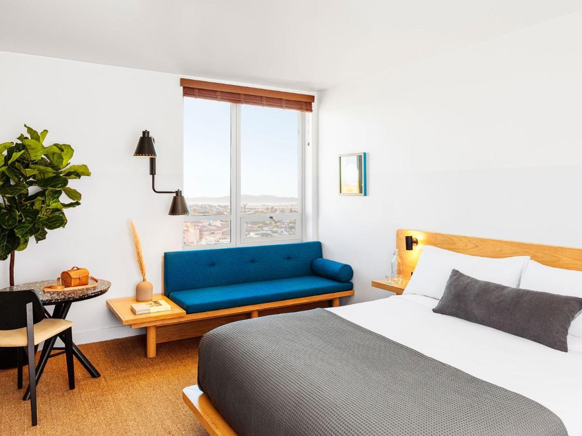 Habitación Amplia con cama extragrande y vistas a la ciudad