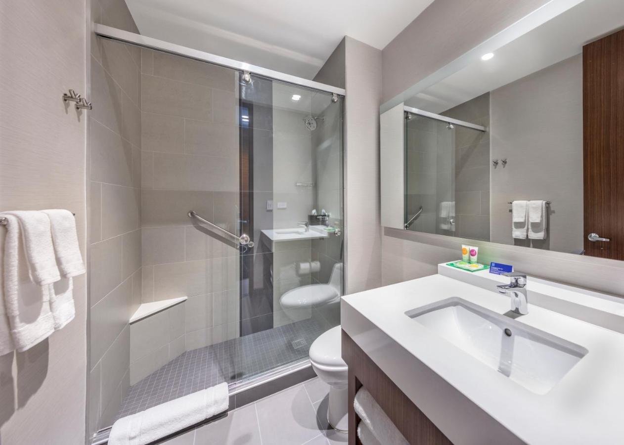 Habitación con cama extragrande y sofá cama